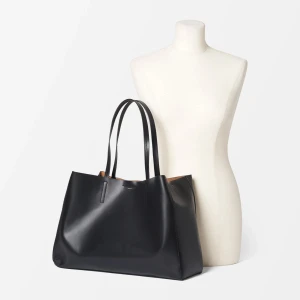 Totebag Piza i läder från Wera - Knappt använd totebag från Wera. Finns att köpas nu på Åhléns för 1 499 kr.    Jag kan skicka fler bilder om så önskas!   Hämtas i Amhult i Torslanda eller postas spårbart med postnord