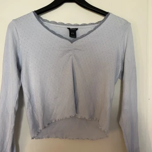 Ljusblå topp - Jättefin tröja i storlek M från Lindex. Säljer pga att jag inte använder tröjan och därför onödig för mig annars är de inget fel på den