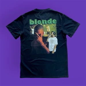 Frank Ocean t-shirt - En snygg Frank Ocean album ”Blonde” t-shirt i herrstorlek M. Trycket sitter på baksidan. Tröjan är overisized och i mycket fint skick. Säljer pga den är för stor. För fler bilder eller mått kontakta mig 💫