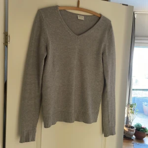 Grå Stickad tröja - Stickad tröja ifrån Vila. 