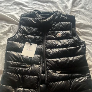Moncler gui storlek 4 - Nyskick köpt på NK kvitto är dock borta använd max 10 gånger skriv för mer bilder 