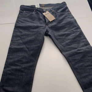Jeans  - Säljer dessa Lee jeans som är helt oanvända i storlek 32/32.  Ny priset på de är 2000kr men jag säljer de för 1000kr 