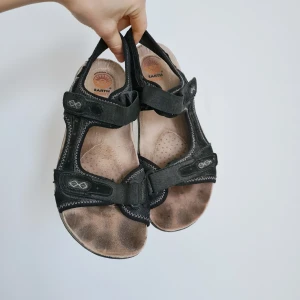Sandaler - Sköna sandaler med snygga detaljer. Storlek 40. Använda en sommar.
