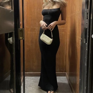 skims klänning! - säljer denna svarta skims klänning i storlek S, endast använd två gånger!! kan också tänka mig byta till MINDRE STORLEK!!