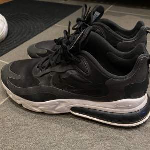Ett par svarta Nike air react skor, använder inte och vill darför bli av med dem. Ord pris är 1 599kr.