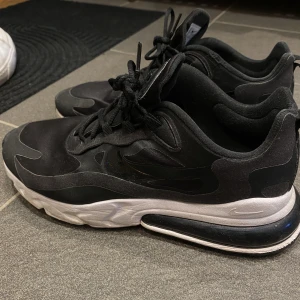 Nike air 270 react - Ett par svarta Nike air react skor, använder inte och vill darför bli av med dem. Ord pris är 1 599kr.