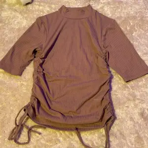 Rynkad tröja från lindex typ aldrig använt, i färgen mocka och justerbar på sidorna