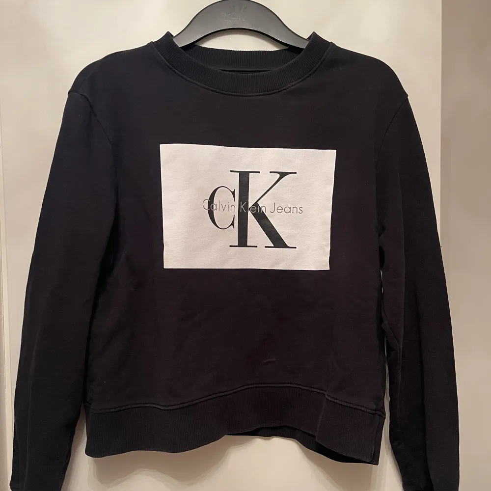 Sweatshirt köpt från Calvin Klein, storlek M. Inga skador.. Tröjor & Koftor.