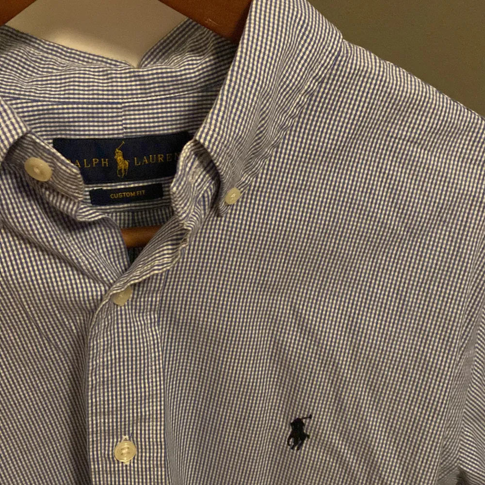 Säljer en polo Ralph lauren skjorta i jätte fint mönster storlek medium. Kan strykas om de önskas. Skjortor.