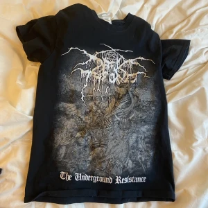 t shirt  - TRYCK EJ PÅ KÖP NU! köpt på punkt shop men aldrig använd. Skriv för frågor eller bilder och pris kan diskuteras.