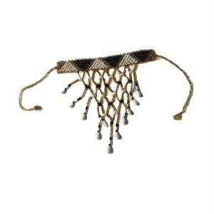 Halsband - Jätte fint pärlat halsband med snäckor på🐚Det sitter tajt mot halsen