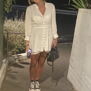 Zara klänning  - Jätte söt klänning ifrån zara. Köpt förra sommaren & använd en gång! Köpt för 400kr 