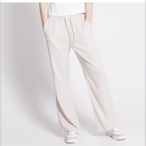 Linnebyxor  - Säljer dessa linnebyxor, i en beige färg. Helt nya, lappen kvar. Helt slutsålda på hemsidan 