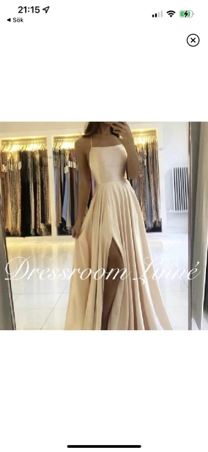 Balklänning från dressroom linné - Superfin balklänning från dressroom linne i storlek 36. Banden är justerbara och även midjan så den passar de flesta storlekarna. Endast använd ett tillfälle och är som ny💙