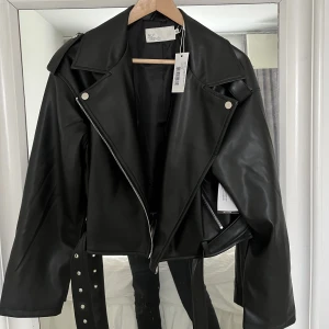 Svart skinnjacka  - Oanvänd skinnjacka från Nelly. Säljer pga fel storlek. Str 36 men väldigt oversized.