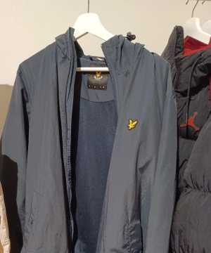 Lyle & scott jacka - Luftig och skön lyle & scott jacka. Bra för regn och vind. Skön att springa med. Använd några gånger