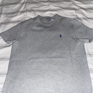 Ralph lauren tröja  - Säljer nu min Ralph lauren tröja i ett tjockare material på grund av att den e liten på mig, skriv vid intresse eller frågor  Ny pris:1000kr