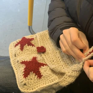 Väska  - Virkad väska med stjärnor✨Vid beställning gör jag väskan inom 2v. Färgerna jag använder är beige och röd men vi önskemål av andra färger är det bara att höra av sig! 