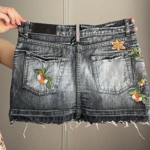 Kjol - Unik denim kjol som har både brodyr och glitter. Från Zoul. ❤️‍🔥(Frakt kostnad 54kr)