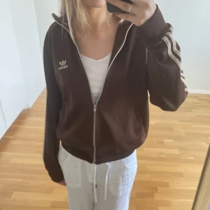 adidas zip up - Skit snygg zip up från adidas, bra skick men har vissa små fläckar (se bild 3) först till kvarn