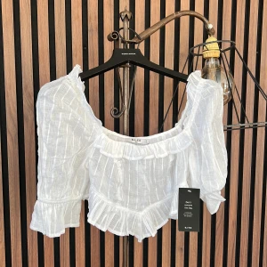 Blus  - Otroligt fin blus som aldrig använts. Den är tyvärr för liten för mig… lapparna är kvar! Croppad