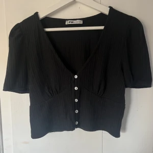 Topp - En superfin svart v-ringad top från New Yorker. Strl M. 35 kr. Köparen betalar frakten och betalning sker endast via swish 🖤