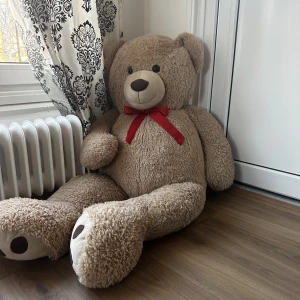 Stor nalle  - 130cm hög 75cm bred. Skickas ej på posten.