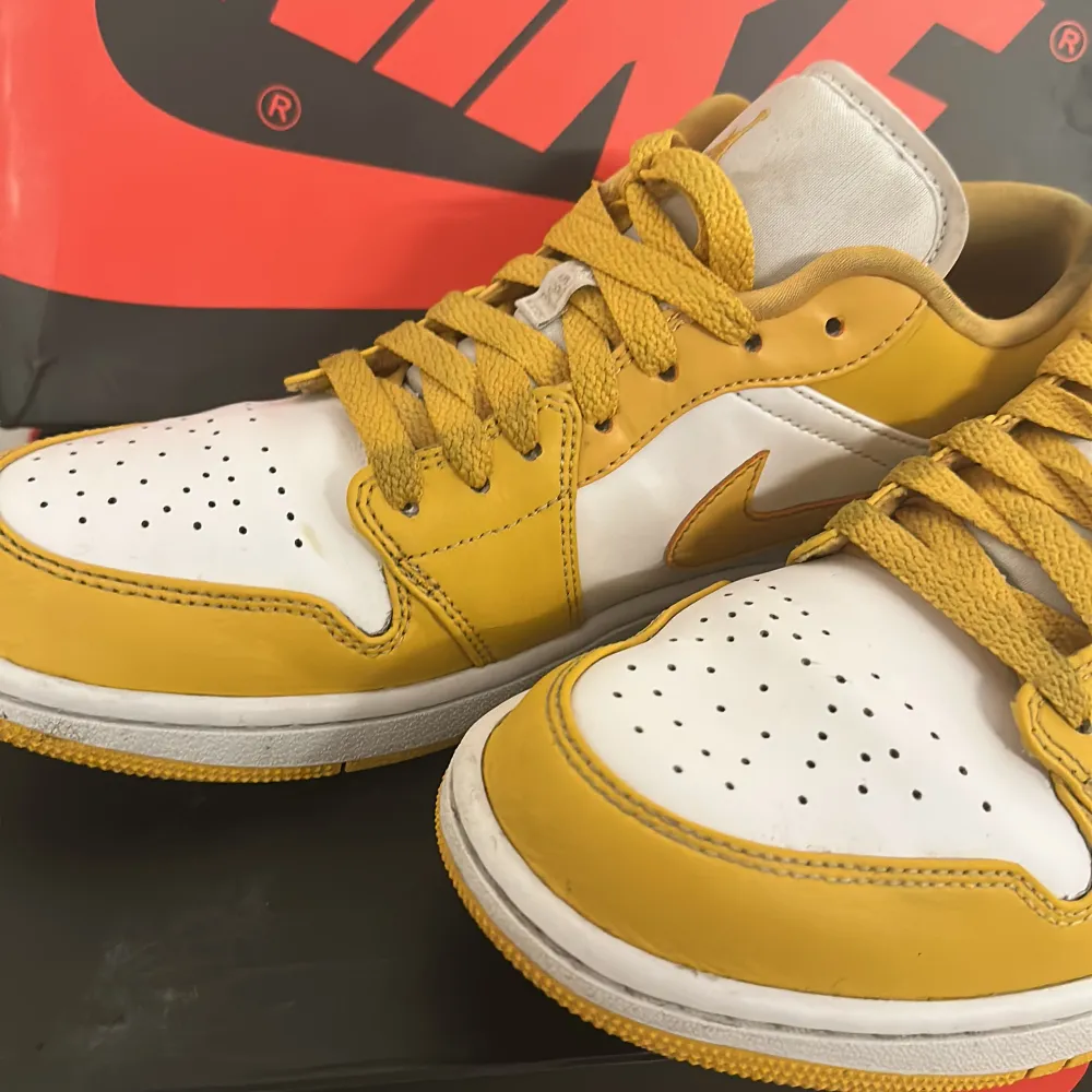 Märke: Air Jordan Modell: 1 Low Pollen Cond: 7/10  Lätt använda skor, använda med crease-protect så nästintill inga creases. Köpta från footlocker. Kommer utan låda.. Skor.