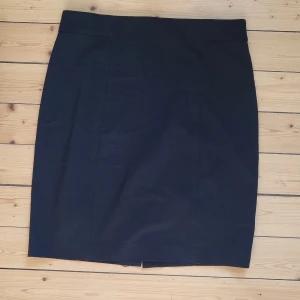 Simple h&m skirt - Simple h&m skirt in size L. condition new