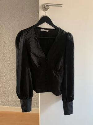 blus  - Aldrig använd då den är för stor på mig! Så i nyskick, pris kan diskuteras 