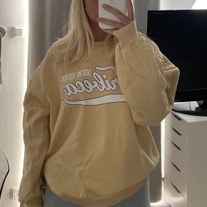 Gul collegetröja från gina - Tröjan är i storlek l men jag har använt den som oversized.