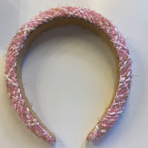 Rosa diadem  - Säljer detta jättegulliga rosa diademet, säljer pga det aldrig har kommit till användning. 21kr+frakt 