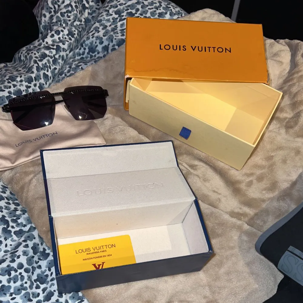 Louis Vuitton glasögon helt nya använda 2 gånger nypris 9000. Accessoarer.