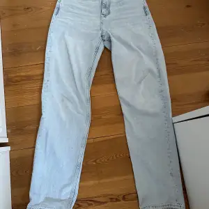 Ett par ljusblåa jeans från Gina Tricot, storlek 34