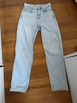 Ljusblåa raka jeans - Ett par ljusblåa jeans från Gina Tricot, storlek 34