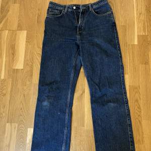 Jeans från Weekday i modellen row, använda men utan skador och fortfarande fint skick. 