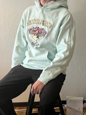Supreme hoodie - Supreme hoodie säljes! Storlek M DM vid intresse:) pris kan diskuteras vid snabb affär