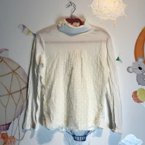 Vit tutrleneck tröja - Jätte fin vit turtleneck 🤍 Lite skrynklig på bilden men går ju stryka. Från ZARA och storlek 13/14 år eller 164.