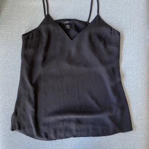 Svart linne - Luftigt tyg, v-ringat, skönt material. Växt ur det men det ser nästan orört ut. (Har inga bilder där jag har det på mig för vågar inte sätta på mig det för då fastnar jag i det för alltid) Alltså inget stretchigt tyg. 