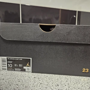 Jordan 11 cmft low. Storlek 44 - Jordan 11 cmft low andvända. Ok skick. Skorna är köpta från nikes egen hem sida och den kommer med orginal lådan. Jag kan skicka om du står för frakten.
