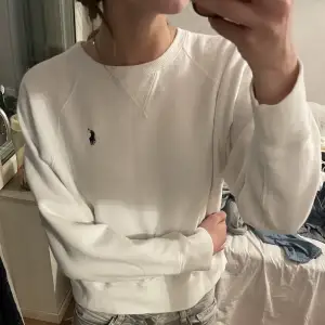 Säljer min Ralph Lauren crewneck eftersom att ärmarna har blivit för för korta för mig. Tröjan är i bra skick och knappt använd. Originalpriset är ca. 1600kr men säljer för mindre. Priset går att diskutera