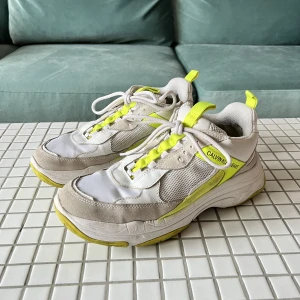 Calvin Klein skor size 40 - Calvin Klein skor storlek 40. Jättefina men lite för stora för mig! Använda cirka 5 gånger. 