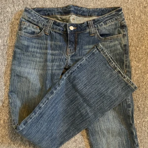 Brandy Melville jeans  - Jeansen är från brandy Melville och tyvärr för stora för mig. De är i storlek m och annars helt felfria, aldrig någonsin använda. På bilderna håller jag i byxorna för att visa hur de skulle se ut när de passar. För måtten, skriv till mig 🤍köpta för 400kr