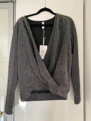 TRÖJA  - Jättefin glittrig tröja. Aldrig andvänd, prislapp kvar.