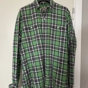 Herrskjorta i rutigt mönster  - Herrskjorta i rutigt mönster. Passar även dam för en oversized look. I fint skick. 