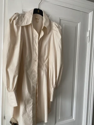 Skjortklänning  - Beige skjortklänning ifrån hm 