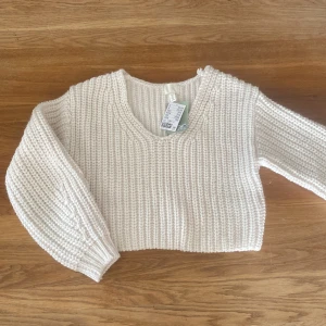 Stickad tröja - Tröjan är aldrig använd då jag inte gillar passformen. Det är skorlek S på den och prislappen är fortfarande kvar. 