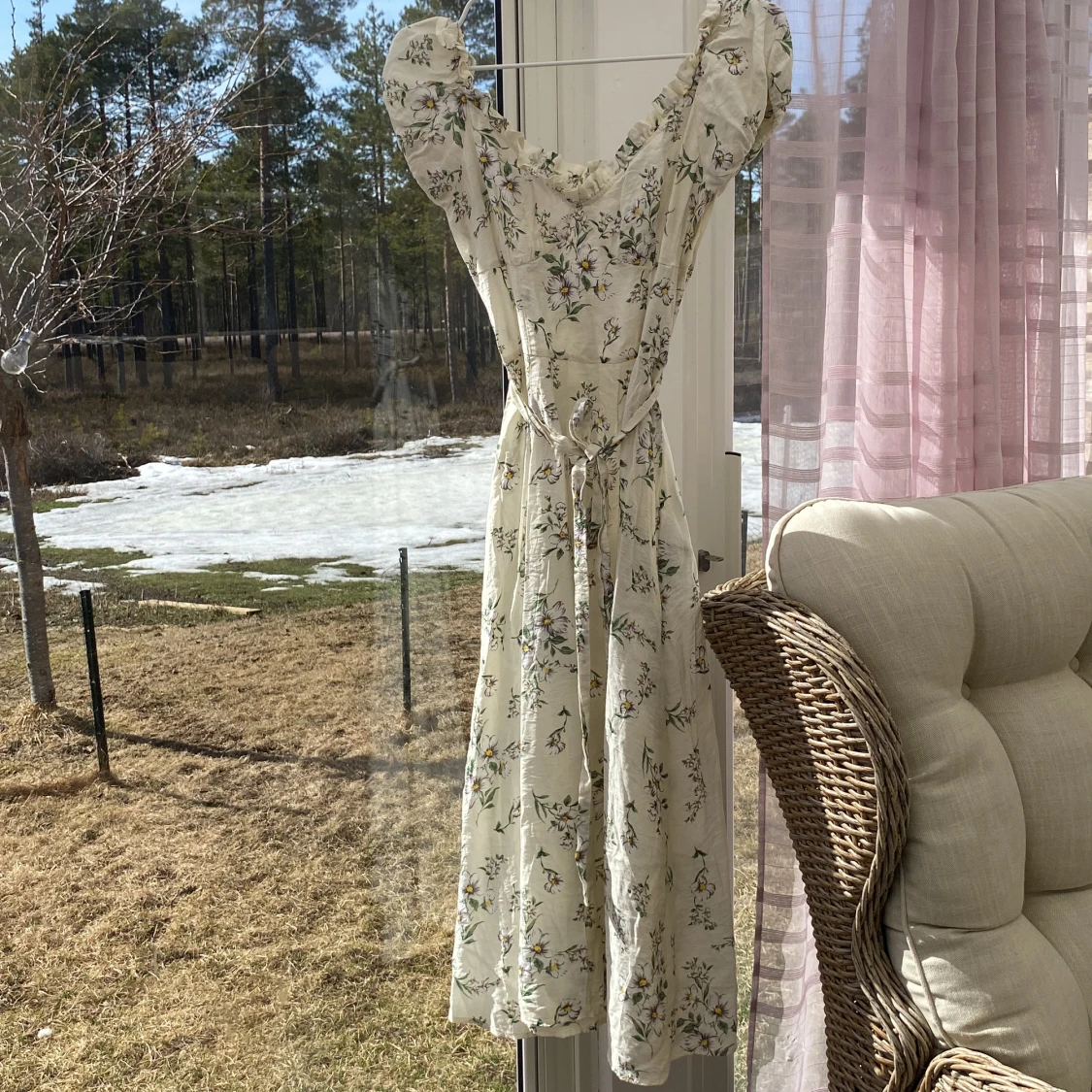 NA-KD blommig offshoulder klänning  - 90