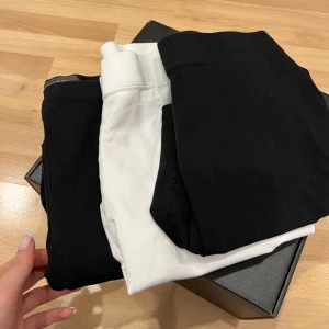 Cykelbyxor - Cykelbyxor! Två till höger knappt använda medan den till höger är det lite mer. Den från primark passar S mer än XS😊köp varsin för 10😊kan va bra till träning eller bara hemma