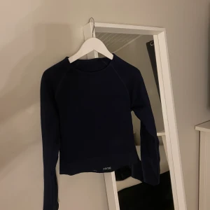 Träningströja  - En mörkblå träningströja lång ärmad från New apparel. Köpt från Ullared. Säljer den då den är för kort för mig i armarna har även en likadan i svart. Frakten kan vi dela på.